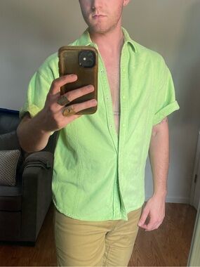 Short Sleeve Button-Up Shirt in Light Green